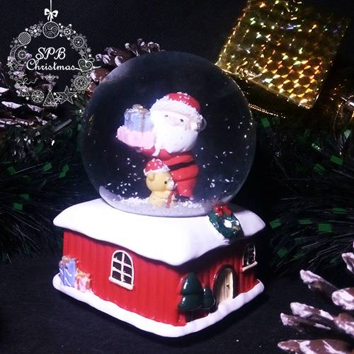 Музыкальный снежный шар «Дед Мороз с подарком» (14см, d8см, подсветка RGB, на батарейках)